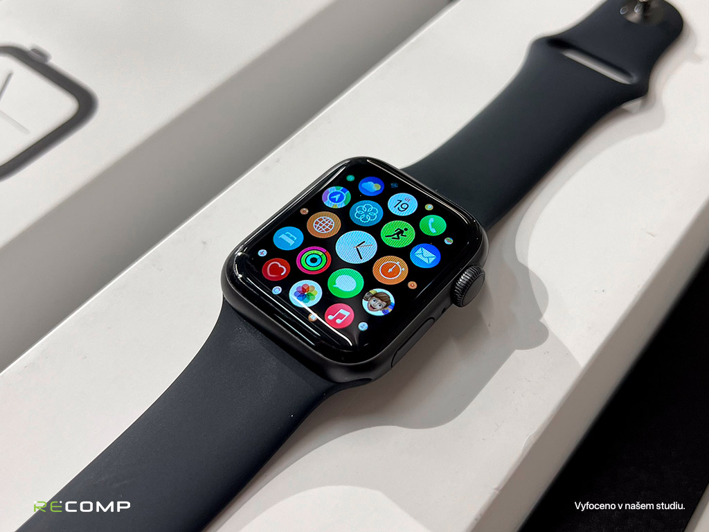 Apple_Watch_4_40mm_spacegray_Recomp_studio_02